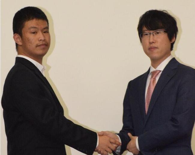 謝爾豪與井山賽前握手
