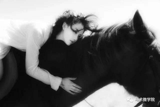 女性騎馬