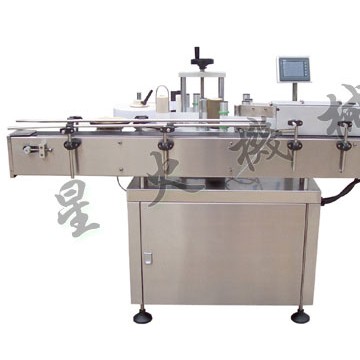 這款醬料自動貼標機自動化非常高，人稱智能型自動貼標機